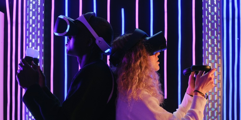 two-people-playing-a-virtual-reality-game