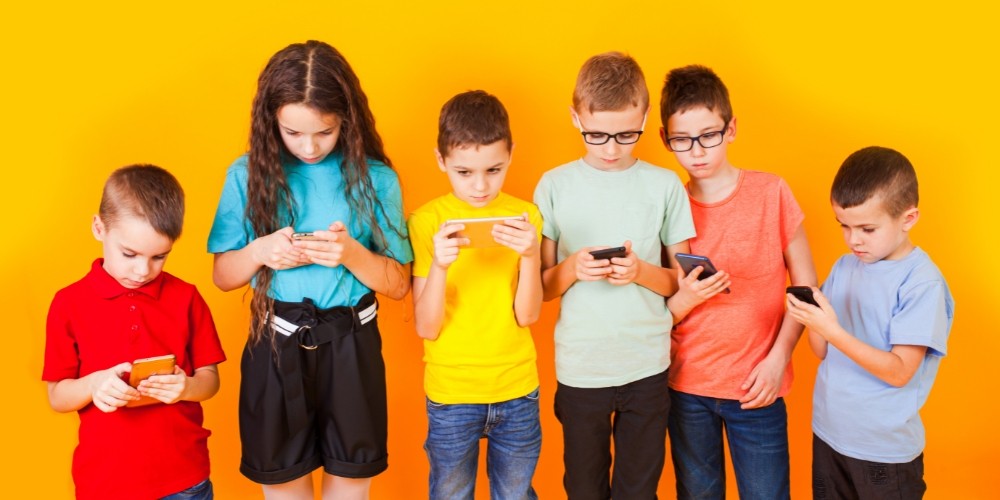 young-kids-playing-game-on-mobile-phone